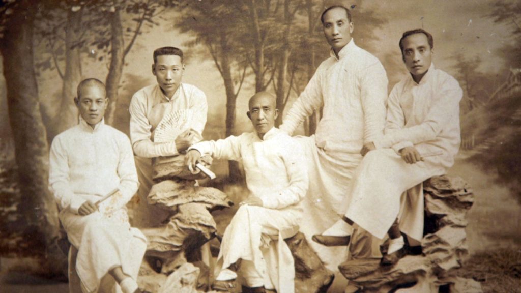 左起：程海亭、韩慕侠、周祥、李子扬、李星阶，摄于1919年