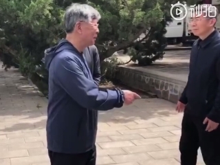 程岩老师在站桩辅导活动中